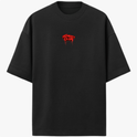Camiseta com estampa frontal de "No Mercy Club" em estilo gotejante e estampa traseira de cobra desenhada com detalhes ousados em estilo gráfico.