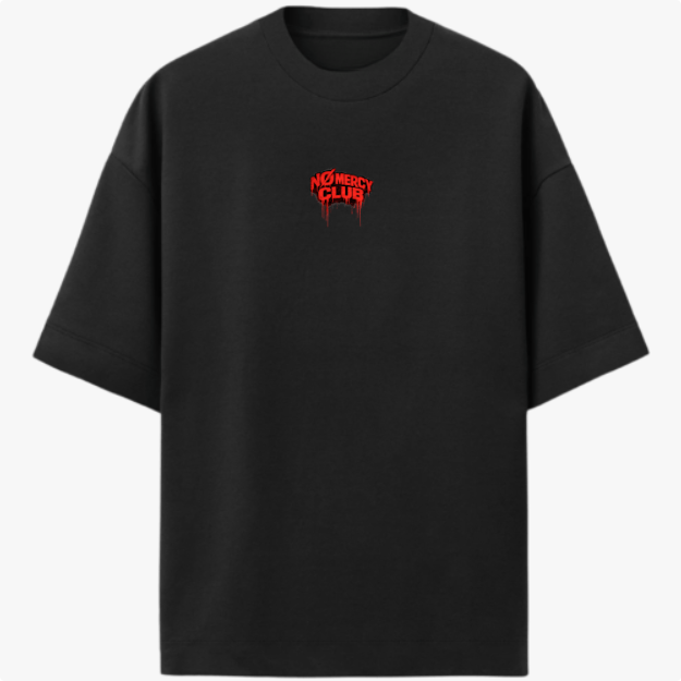 Camiseta com estampa frontal de "No Mercy Club" em estilo gotejante e estampa traseira de cobra desenhada com detalhes ousados em estilo gráfico.