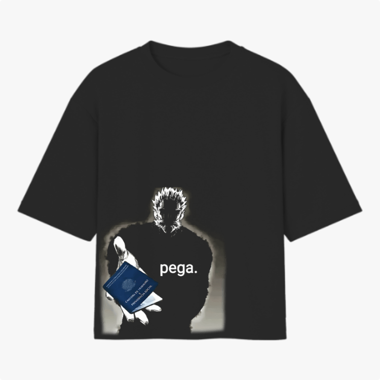 Camiseta com estampa frontal de personagem estilizado segurando um passaporte com a palavra "pega" em destaque logo abaixo, criando um design expressivo.