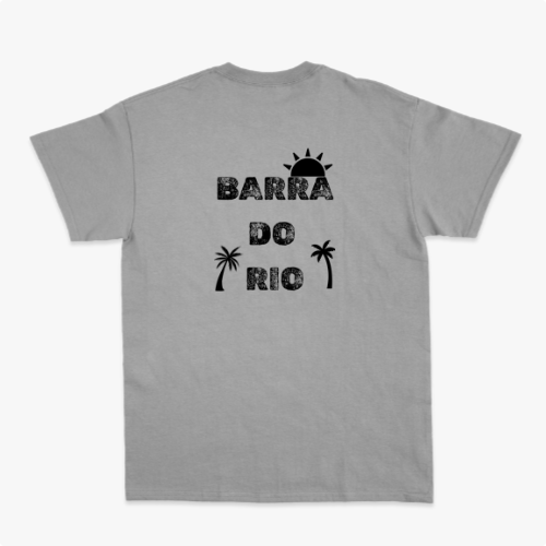 Camiseta com estampa frontal de cena litorânea com pessoas e jipe sobre balsa em rio, e estampa traseira de texto "Barra do Rio" com sol e palmeiras.