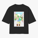 Camiseta com estampa frontal de personagem estilo anime em cenário urbano, com cabelos longos e verdes, usando chapéu e botas, cercada por prédios.