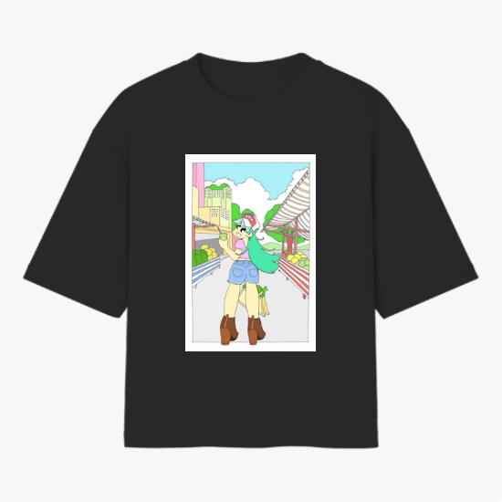 Camiseta com estampa frontal de personagem estilo anime em cenário urbano, com cabelos longos e verdes, usando chapéu e botas, cercada por prédios.