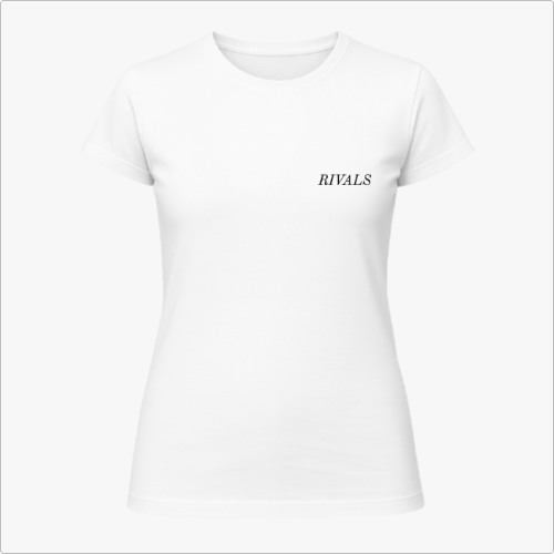 Camiseta com estampa frontal de texto minimalista "RIVALS" no lado esquerdo do peito e estampa traseira de carros de corrida com sobreposição de textos.