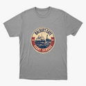 Camiseta com estampa frontal de um emblema circular apresentando um ferry estilizado, com inscrições que indicam "Baldur's Gate Ferry Service" e datas.