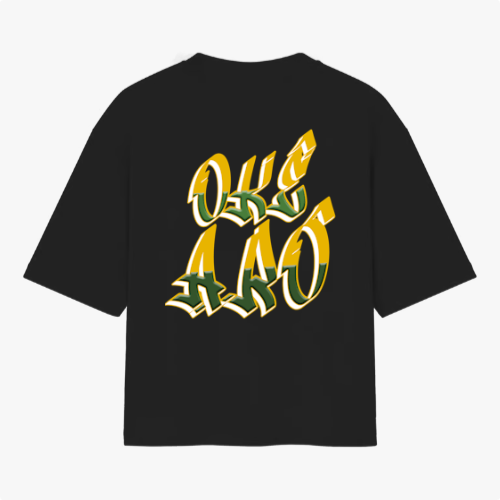 Camiseta com estampa traseira de letras grandes e estilizadas, formando a expressão "OKE AAO" com detalhes em efeito tridimensional destacando a mensagem.