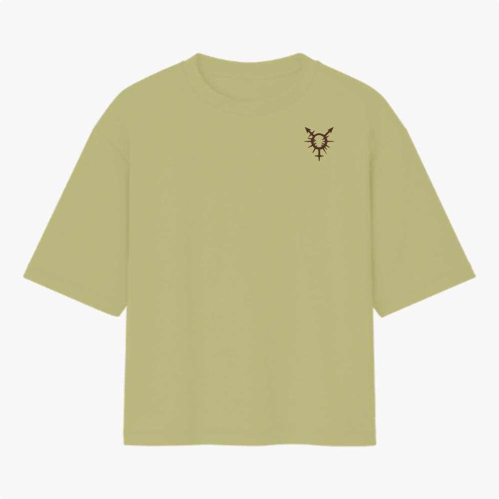 Camiseta com estampa frontal de símbolo tribal e estampa traseira com a frase "ELA QUEM?", imagem de cartas de baralho, incluindo um rei com símbolos.
