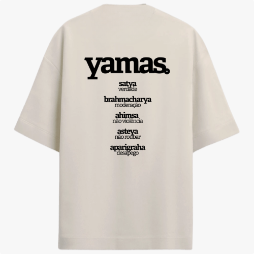 Camiseta com estampa frontal de "ahimsa. não violência" e estampa traseira de "yamas. satya verdade, brahmacharya moderação, ahimsa não violência, asteya não roubar, aparigraha desapego".