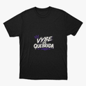 Camiseta com estampa frontal de letras estilizadas "Vybe de Quebrada" acompanhadas de uma coroa sobre o "V" e um traço com efeito de spray na parte inferior.