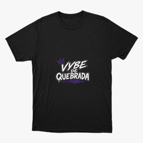 Camiseta com estampa frontal de letras estilizadas "Vybe de Quebrada" acompanhadas de uma coroa sobre o "V" e um traço com efeito de spray na parte inferior.