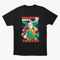 Camiseta com estampa frontal de dois personagens em estilo anime, um segurando café e outro apontando, com texto em japonês e inglês acima e abaixo.