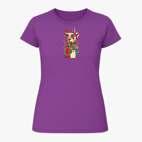 Camiseta com estampa frontal de urso estilizado usando óculos de sol com elementos geométricos e círculos sobrepostos, criando um efeito visual moderno.