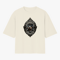 Camiseta com estampa frontal de um cão Rottweiler vestido com boina e gravata dentro de uma moldura decorativa, com textos ao redor destacando o tema.