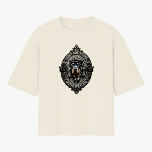 Camiseta com estampa frontal de um cão Rottweiler vestido com boina e gravata dentro de uma moldura decorativa, com textos ao redor destacando o tema.