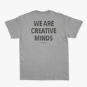 Camiseta com estampa frontal de "WE ARE CREATIVE MINDS" em letras pequenas no canto e estampa traseira da mesma frase em letras grandes com "just ship it" abaixo.