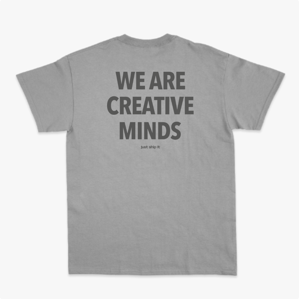 Camiseta com estampa frontal de "WE ARE CREATIVE MINDS" em letras pequenas no canto e estampa traseira da mesma frase em letras grandes com "just ship it" abaixo.