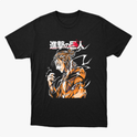 Camiseta com estampa frontal de personagem de cabelo preso e traje volumoso, rodeado por padrões dinâmicos e caracteres estilizados ao lado.