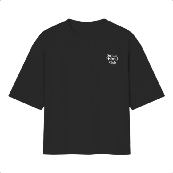 Camiseta com estampa frontal de texto pequeno "Sunday Hybrid Club" e estampa traseira de texto grande "Sunday Hybrid Club" sobreposto ao logo menor.
