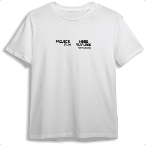 Camiseta com estampa frontal de texto "PROJECT: RUN NINES FEARLESS" em letras maiúsculas e pequenas linhas e estampa traseira de símbolo minimalista.