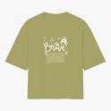 Camiseta com estampa frontal da palavra "brave" em letras estilizadas e efeito de brilho, e estampa traseira de texto "be brave" com desenho de leão.