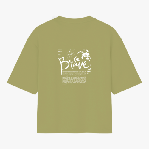 Camiseta com estampa frontal da palavra "brave" em letras estilizadas e efeito de brilho, e estampa traseira de texto "be brave" com desenho de leão.