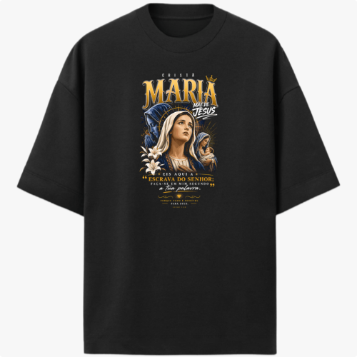 Camiseta com estampa frontal de imagem detalhada de Nossa Senhora, acompanhada de flores e texto estilizado em fonte elegante.
