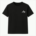 Camiseta com estampa frontal de figura estilizada empurrando um equipamento e estampa traseira com a mesma figura acima do texto "CONTRA RIDER podcast".