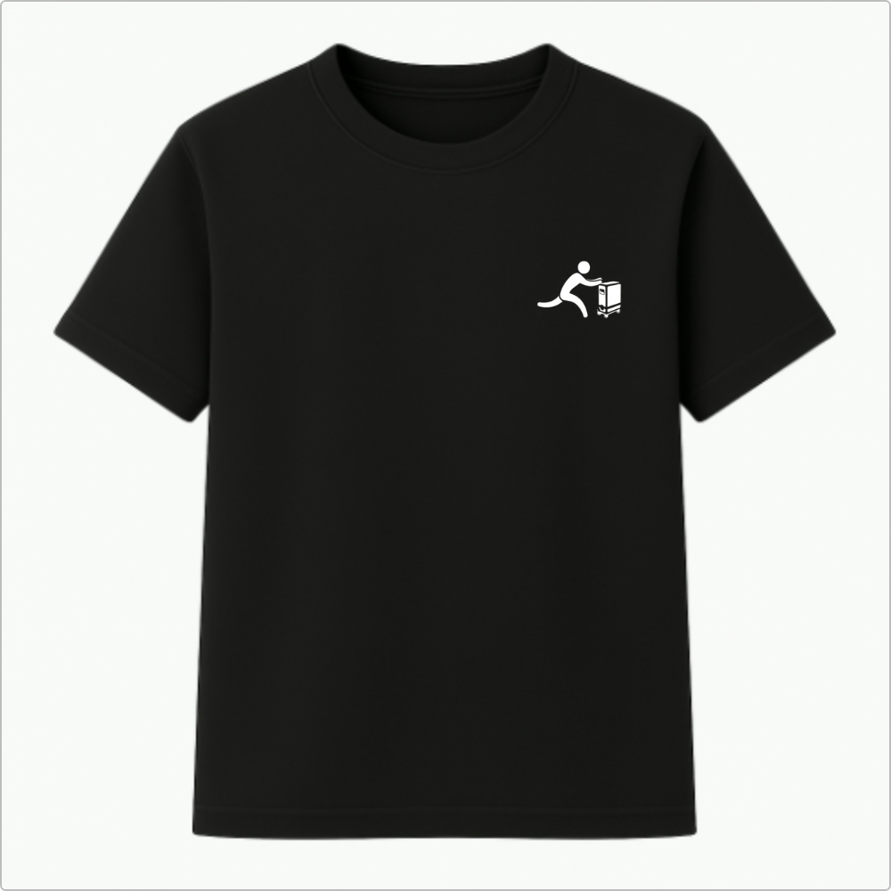 Camiseta com estampa frontal de figura estilizada empurrando um equipamento e estampa traseira com a mesma figura acima do texto "CONTRA RIDER podcast".