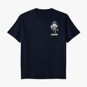 Camiseta com estampa frontal de esqueleto sobre espadas e texto "LEGIO", e estampa traseira de esqueleto com espadas e slogan "VIVA POR ALGO OU MORRA POR NADA".