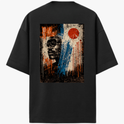 Camiseta com estampa traseira de rosto estilizado em preto e branco sobre fundo texturizado com linhas verticais coloridas e círculo vermelho.