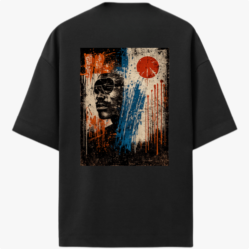 Camiseta com estampa traseira de rosto estilizado em preto e branco sobre fundo texturizado com linhas verticais coloridas e círculo vermelho.