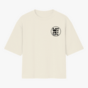 Camiseta com estampa frontal de texto circular "MOVE" e estampa traseira de texto "AVIVA JOVEM" com chamas e citação bíblica de 1 Pedro 2:9.