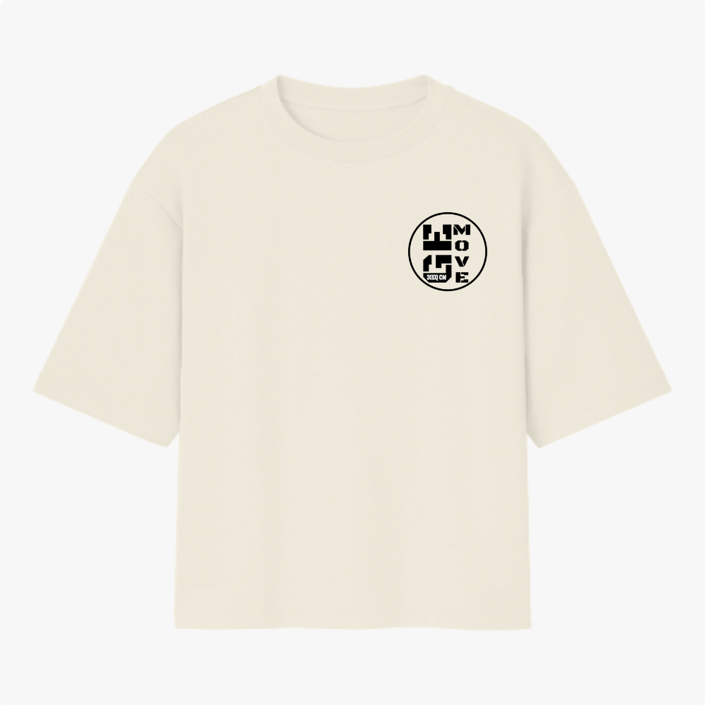 Camiseta com estampa frontal de texto circular "MOVE" e estampa traseira de texto "AVIVA JOVEM" com chamas e citação bíblica de 1 Pedro 2:9.