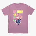 Camiseta com estampa frontal de personagem animado de cabelo rosa, cercado por blocos com letras coloridas, sobre o texto "SPY x FAMILY".
