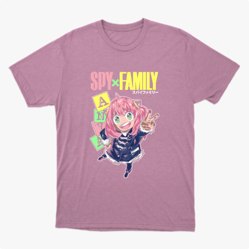 Camiseta com estampa frontal de personagem animado de cabelo rosa, cercado por blocos com letras coloridas, sobre o texto "SPY x FAMILY".
