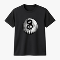 Camiseta com estampa frontal de círculo lunar com dragão estilizado em contraste sobre floresta sombria e detalhes vermelhos intensos.