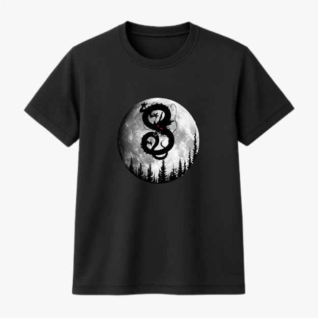Camiseta com estampa frontal de círculo lunar com dragão estilizado em contraste sobre floresta sombria e detalhes vermelhos intensos.