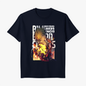Camiseta com estampa frontal de personagem de anime em pose dinâmica, cercado por efeitos explosivos e inscrições estilizadas na área superior.
