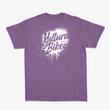 Camiseta com estampa frontal de texto estilizado pequeno no peito e estampa traseira de grande texto artístico com efeito de respingos e escorridos.