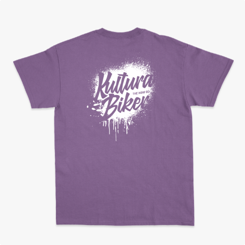 Camiseta com estampa frontal de texto estilizado pequeno no peito e estampa traseira de grande texto artístico com efeito de respingos e escorridos.
