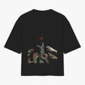 Camiseta com estampa frontal de dois personagens e o texto "Fullmetal Alchemist Brotherhood" e estampa traseira de mão metálica e várias mãos alcançando um brilho.
