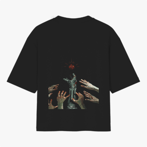 Camiseta com estampa frontal de dois personagens e o texto "Fullmetal Alchemist Brotherhood" e estampa traseira de mão metálica e várias mãos alcançando um brilho.