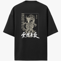 Camiseta com estampa frontal de símbolo oriental e dragão minimalista e estampa traseira de dragão ornamentado com detalhes tribais e texto vertical.