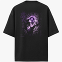 Camiseta com estampa frontal de pequeno símbolo estilizado com detalhes verticais e caracteres, e estampa traseira de figura poderosa segurando objeto circular.