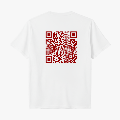 Camiseta com estampa frontal de QR code pequeno no lado superior esquerdo e estampa traseira de QR code grande ocupando a parte central.