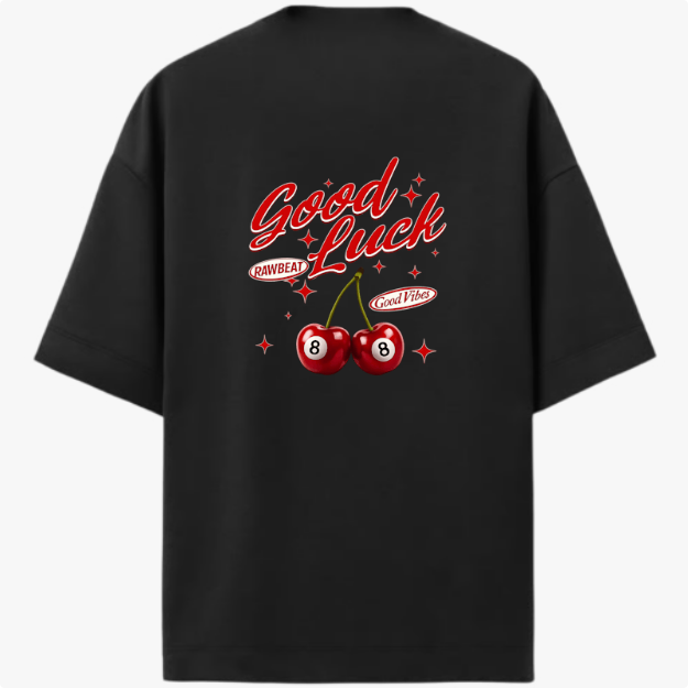 Camiseta com estampa traseira de cerejas tipo bola 8, cercadas por estrelas, acompanhadas das frases "Good Luck", "Good Vibes" e "Rawbeat".