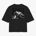 Camiseta com estampa frontal de texto "RIVALS" no lado superior e estampa traseira de carros de corrida com texto sobrepostos "NO SAFETY. NO MERCY. RIVALS".