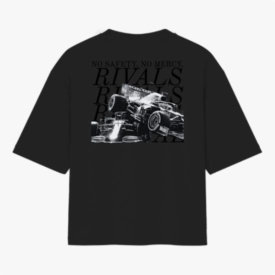 Camiseta com estampa frontal de texto "RIVALS" no lado superior e estampa traseira de carros de corrida com texto sobrepostos "NO SAFETY. NO MERCY. RIVALS".