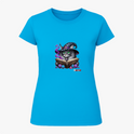 Camiseta com estampa frontal de gato com chapéu de mago, lendo um livro cercado por cristais e névoa; estampa traseira com pequeno logotipo textual.