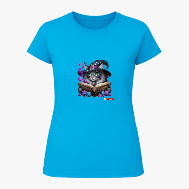 Camiseta com estampa frontal de gato com chapéu de mago, lendo um livro cercado por cristais e névoa; estampa traseira com pequeno logotipo textual.