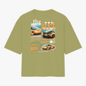 Camiseta com estampa traseira de montagem gráfica com carros esportivos sobre fundo de nuvens, texto estilizado "the art", e elementos geométricos decorativos.